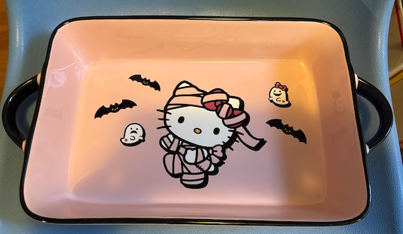 アセチノアイズエステ　HALLO　KITTY　デザイン限定セット Sanrio 2024 Hello Kitty Halloween Pink Mummy Ceramic 9 X 12 Pan