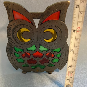 Vintage 1970er 1980er Jahre Gusseisen Eule Glasmalerei Serviettenhalter Taiwan Halloween Vogel Groovy Kitsch Rot Gelb Grün 5 Zoll Sammlerstück