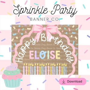 Pode incluir: Uma faixa de aniversário com o texto "Happy Birthday Eloise" em uma fonte extravagante, emoldurada por um laço rosa e uma borda ondulada. A faixa inclui um cupcake e velas, com as palavras "Sprinkle Party Banner Co."