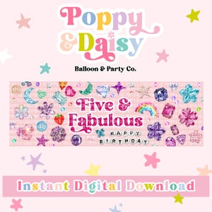 以下が含まれることがあります： Poppy & Daisy Balloon & Party Co.およびFive & Fabulous Happy Birthdayというテキストが記載されたデジタルパーティーサイン。背景はライトピンクで、星、宝石、花、虹のカラフルなイラストが散りばめられています。