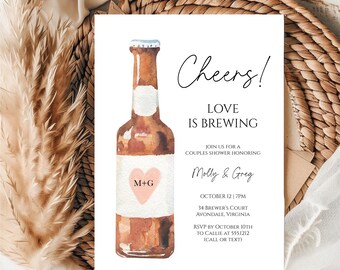 Könnte beinhalten: Einladungskarte zur Hochzeitsfeier mit einer Bierflaschen-Illustration und einem Herz mit den Initialen "M+G". Der Text "Cheers! Love is Brewing" und die Veranstaltungsdetails sind enthalten.