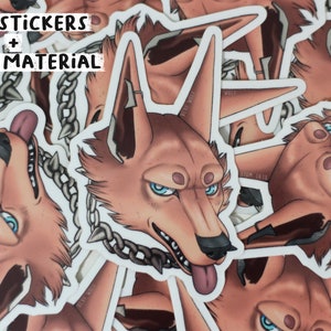 Puede incluir: Primer plano de varias pegatinas de vinilo con un coyote de dibujos animados con una cadena alrededor del cuello. Las pegatinas están impresas en un material de espejo y tienen un borde blanco. El texto "VINYL STICKERS + MIRROR MATERIAL" es visible en la parte superior de la imagen.
