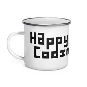 Könnte beinhalten: Weiße Emailtasse mit einem schwarzen pixelartigen Design, auf dem "Happy Coding" steht.