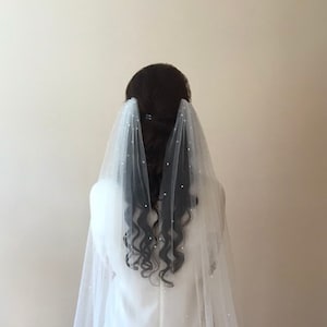 Split Anna Veil with half Pearl detail
