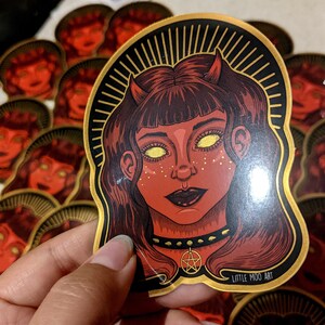 Demon meisje rood en goud metallic vinyl sticker, duivel tattoo stijl waterdichte sticker voor waterflessen, laptop, telefoon, spiegel effect sticker