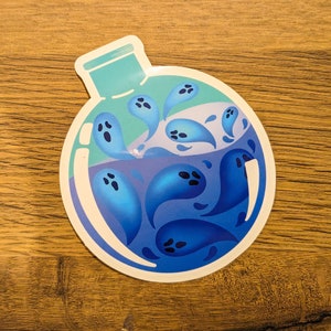 Può includere: Un adesivo rotondo di una bottiglia di vetro blu piena di fantasmi blu. La bottiglia ha un tappo blu chiaro e un bordo bianco.