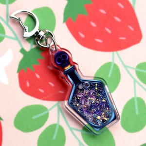 Death Potion Liquid Keychain, Gothic Shaker Charm with Purple Glitter & Black Hearts, Skull Bottle Acrylic Keyring, Witchy Fantasy Accessory