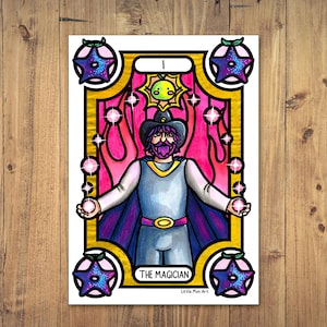 Puede incluir: Una ilustración colorida de carta de tarot del Mago. El Mago es una persona con barba que lleva una túnica azul y morada y un sombrero negro. La carta está enmarcada con un borde dorado y tiene un fondo rosa y morado. El número de la carta "I" está en la parte superior central de la carta. El texto "THE MAGICIAN" está en la parte inferior de la carta.