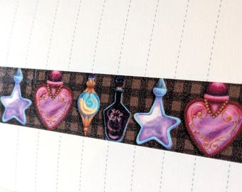 Könnte beinhalten: Dekoratives Washi-Tape mit einem sich wiederholenden Muster von Fantasy-Trankflaschen in verschiedenen Formen und Farben. Die Flaschen sind lila, blau und goldfarben, mit aufwendigen Details. Der Hintergrund ist ein braun-schwarzes Karomuster.