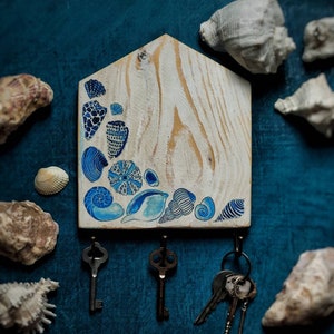 Wooden key holder for a wall with sea shell, Sea cottage key rack, Shell decor for wall, Entryway wall organizer, Shell decoration