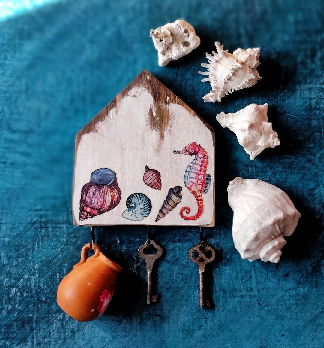 Beach House Key Holder for Wall, Sea Cottage Key Rack, Shell Decor for ...