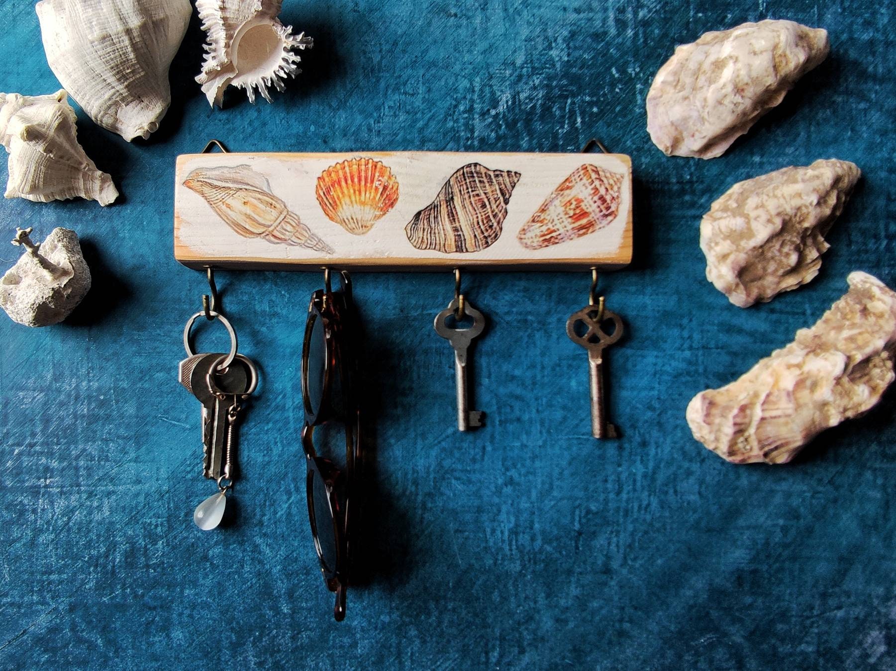 Wooden key holder for a wall with sea shell, Sea cottage key rack, Shell decor for wall, Entryway wall organizer, Shell decoration