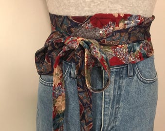 Cinto confeccionado a partir de gravatas masculinas