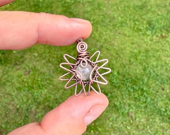 Colgante de sol de cuarzo rosa: collar de cristal curativo envuelto en alambre de cobre