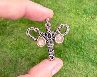 Collar de útero de piedra lunar color melocotón – Colgante envuelto en alambre de cobre – Joyería feminista hecha a mano – Un regalo único para ella