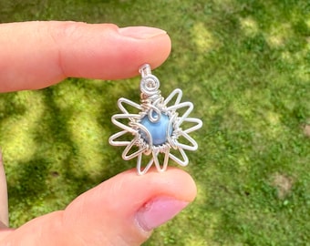 Collar de cristal de angelita: colgante de piedra curativa envuelto en alambre de plata