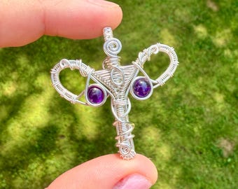 Colgante de útero de cristal de amatista – Collar con alambre envuelto en plata – Joyería feminista hecha a mano – Un regalo único para ella