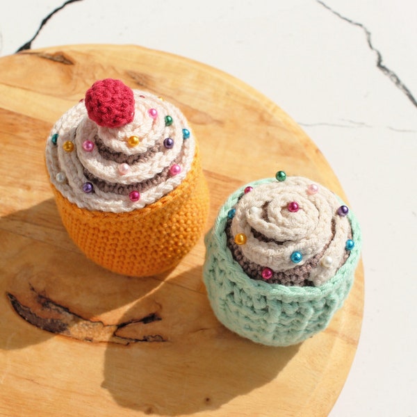 Crochet Cupcake Pincushion, Amigurumi Cupcake Muffin Food Peluche, Décoration de table Cupcake tricotée à la main, Accessoires de couture en forme de désert