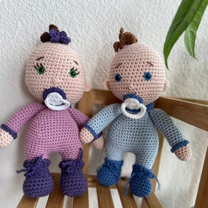 Amigurumi Zwillingspuppen, häkeln Jungen und Mädchen Zwillingspuppen, Neugeborene Baby Zwillinge mit Schnullern, gefüllte Baby Spielzeug, Geburtstagsgeschenk für Kinder