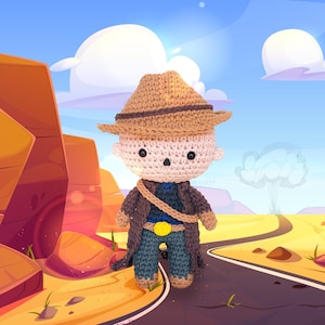 Puede incluir: Un muñeco vaquero de crochet que lleva un sombrero marrón, pantalones vaqueros azules y una chaqueta marrón. El muñeco está de pie en un camino de tierra con un fondo de dibujos animados.