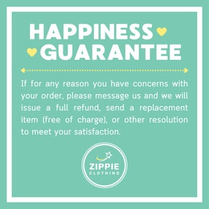 Puede incluir: Un cuadrado azul turquesa con texto blanco que dice "Happiness Guarantee". Debajo del texto hay una flecha blanca apuntando hacia la izquierda y una flecha blanca apuntando hacia la derecha. Debajo de las flechas hay un bloque de texto blanco que dice "Si por alguna raz&oacute;n tienes alguna duda con tu pedido, por favor env&iacute;anos un mensaje y te haremos un reembolso completo, te enviaremos un art&iacute;culo de reemplazo (gratis) o encontraremos otra soluci&oacute;n para satisfacer tu satisfacci&oacute;n." Debajo del bloque de texto hay un c&iacute;rculo blanco con una estrella amarilla y el texto "Zippie Clothing".