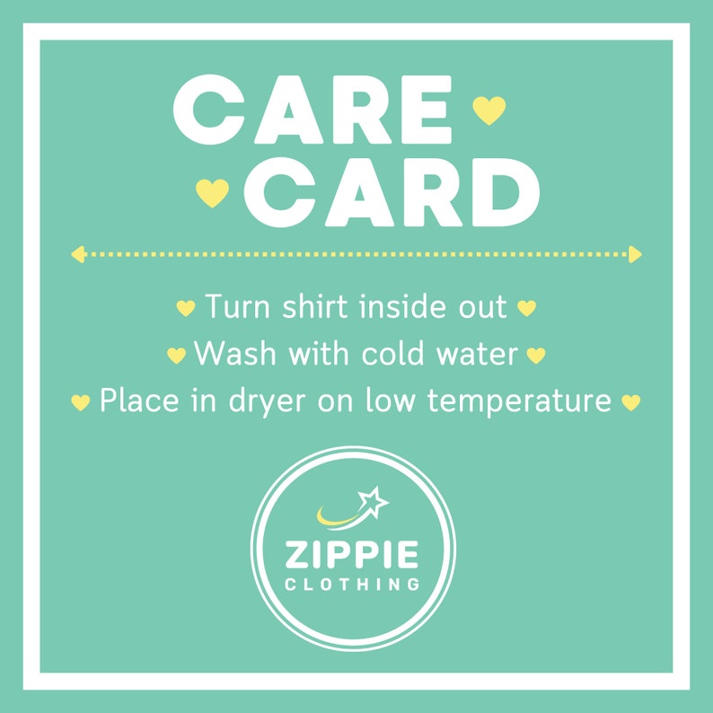 Puede incluir: Una tarjeta de cuidado azul turquesa con texto blanco que dice "CARE CARD" con corazones amarillos. La tarjeta enumera las instrucciones para el cuidado de una camisa: voltear la camisa al rev&eacute;s, lavar con agua fr&iacute;a y colocar en la secadora a baja temperatura. La tarjeta tambi&eacute;n presenta una estrella amarilla y el texto "ZIPPIE CLOTHING" en un c&iacute;rculo.