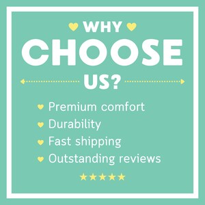 Puede incluir: Un gr&aacute;fico azul verdoso con el texto "WHY CHOOSE US?" en blanco. El texto est&aacute; rodeado de corazones amarillos. Debajo del texto hay una lista de razones para elegir la empresa, que incluyen "Comodidad premium", "Durabilidad", "Env&iacute;o r&aacute;pido" y "Opiniones sobresalientes". La lista est&aacute; seguida de cinco estrellas amarillas.