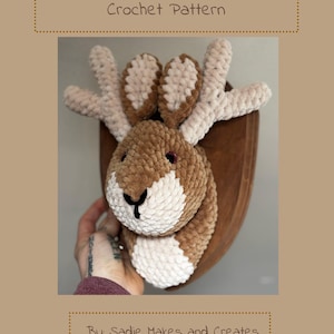 Puede incluir: Un letrero de madera hecho a mano con la palabra "Welcome" en una fuente juguetona. El letrero presenta un fondo blanco desgastado y un marco marrón oscuro, ideal para una puerta de entrada. El letrero mide aproximadamente 30 cm de ancho y 15 cm de alto.