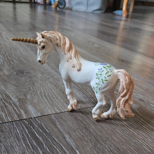Schleich Bayala Unicorn 2004 - Magical Glitter Horse -  Mythical pretend play