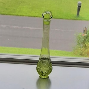 Avocado Green Vase Wonderful Geometric cut bottom - Art Glass - L E Smith