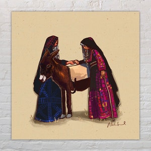 Puede incluir: Dos mujeres con ropa tradicional están de pie junto a un burro marrón. La mujer de la izquierda lleva un vestido estampado en azul y negro y un pañuelo negro. La mujer de la derecha lleva un vestido estampado en rosa y negro y un pañuelo negro. El burro lleva una silla de montar marrón y blanca.