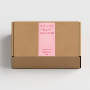 以下が含まれることがあります： ピンクと白のステッカーに「Obviously you have a great taste!」というテキストと、ブランド名、ソーシャルメディア、ウェブサイトを入れるスペースがあります。ステッカーは茶色の段ボール箱に貼られています。