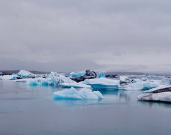 Fotoprint IJsland Glacier Lagoon: blauwe ijsbergen, reiskunst aan de muur (digitale download)