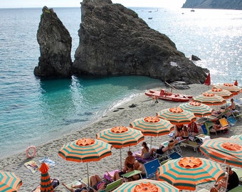 Cinque Terre Strandfotoprint: Monterosso Orange Sonnenschirme (Digitaler Download)