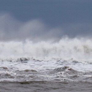 OBX High Surf Day Wave Spray 01