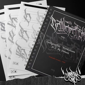 Könnte beinhalten: Schwarz-Weiß-Bild eines Spiralnotizbuchs und mehrerer loser Blätter. Auf dem Notizbuch steht "Calligraffiti Worksheets A-Z By Torusi". Die losen Blätter zeigen Kalligraphie-Übungsbuchstaben. Der Hintergrund ist dunkel.