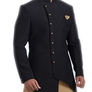 Pu&ograve; includere: Un blazer nero con un motivo testurizzato e un colletto alto. Il blazer ha una chiusura con un solo bottone e un orlo diagonale. Il blazer &egrave; abbinato a una canottiera marrone.
