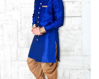 Può includere: Una kurta blu reale a maniche lunghe con bordi e bottoni dorati. La kurta è abbinata a pantaloni marroni.