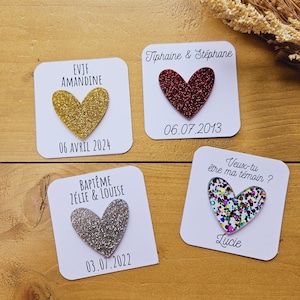 Pin's ou broche carte personnalisée - annonce grossesse fête - mamie- maman - papa - cadeau personnalisé baptême anniversaire -cœur paillète