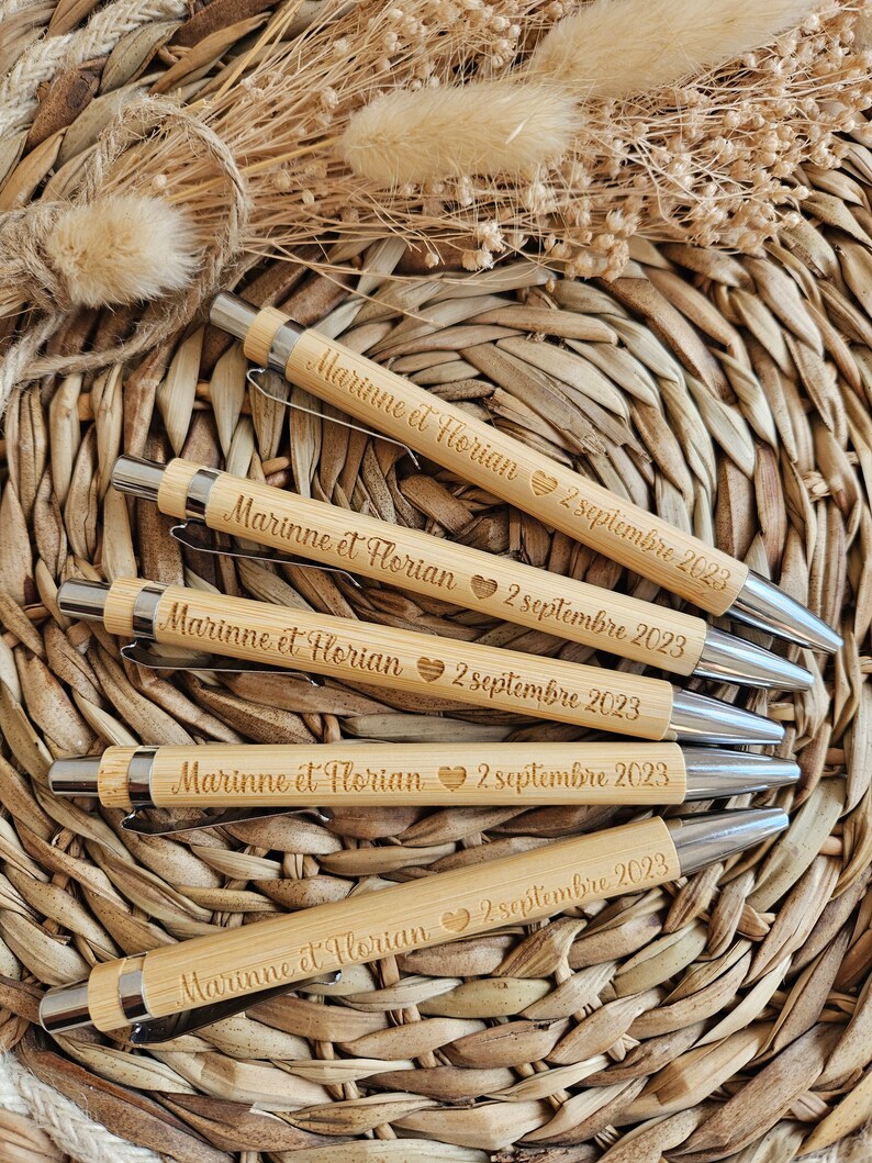 May include: Five wooden pens with silver accents. Each pen is engraved with the text "Marinne et Horian" and the date "2 septembre 2023".