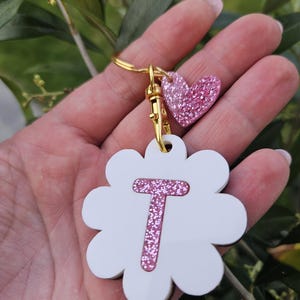 Porte clés personnalisé marguerite INITIALE et coeur - maman mamie marraine parrain cadeau enfant nounou maitresse / maitre/ papy