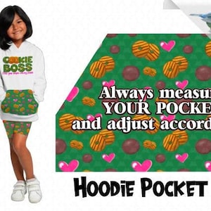 Op de afbeelding: Een witte hoodie en short set met een groen zak- en shortpatroon met koekjes, harten en bruine cirkels. De hoodie heeft de tekst "COOKIE BOSS" en de tekst "I feed you people with my snacks". De afbeelding bevat ook de tekst "Always measure YOUR POCKET and adjust accordingly" en "HOODIE POCKET PNG".