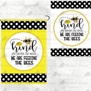 Puede incluir: Una bandera de jardín amarilla con lunares negros y el texto "Kind and pardon the weeds, we are feeding the bees." La bandera presenta un gráfico de abeja y mide 26,67 cm x 38,1 cm.
