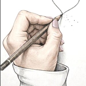 Peut inclure: Un dessin au crayon graphite repr&eacute;sentant une main tenant un crayon en bois, esquissant le contour d'un c&oelig;ur sur une surface blanche. Le texte Hand drawn with Love est &eacute;crit en &eacute;criture cursive en haut. Le dessin pr&eacute;sente des ombrages.