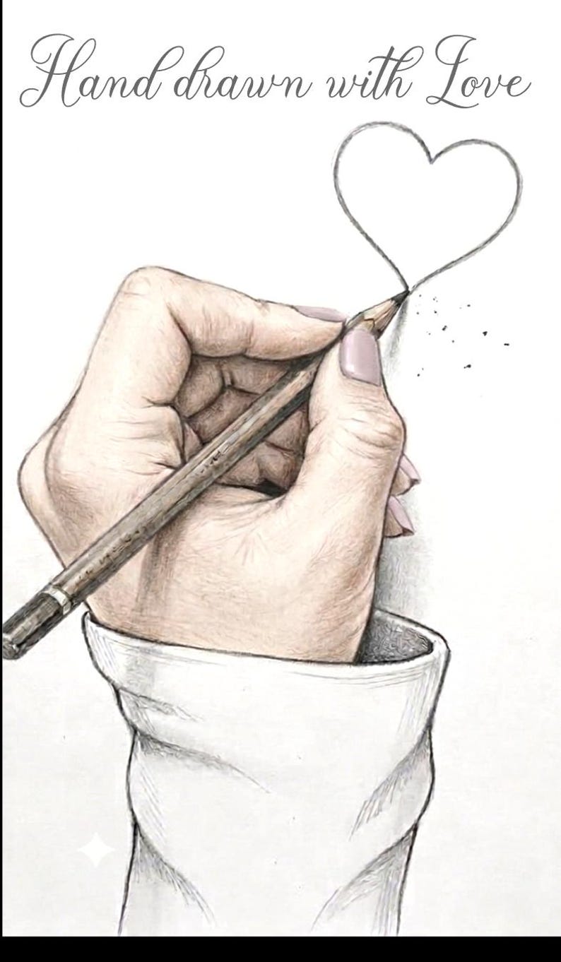 Peut inclure: Un dessin au crayon graphite repr&eacute;sentant une main tenant un crayon en bois, esquissant le contour d'un c&oelig;ur sur une surface blanche. Le texte Hand drawn with Love est &eacute;crit en &eacute;criture cursive en haut. Le dessin pr&eacute;sente des ombrages.
