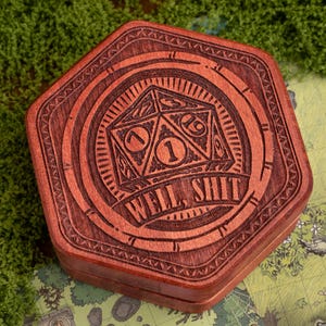 Caja de dados de madera personalizada / Caja de dados DND personalizada / Estuche para dados grabado / Regalo para Dungeon Masters y jugadores de mesa DNDB61