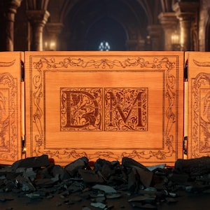 Könnte beinhalten: Ein dreiteiliger Spielleiter-Bildschirm aus Holz mit einem Drachenmotiv und den Buchstaben "DM" in einer dekorativen Schriftart.