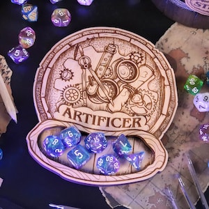 Pode incluir: Uma bandeja de dados de madeira com um design steampunk e a palavra "ARTIFICER" gravada nela. A bandeja tem uma ranura para segurar os dados, e há vários dados iridescentes espalhados ao redor.