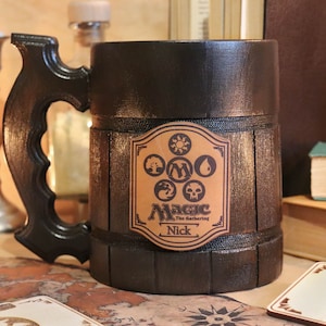 Taza mágica personalizada / Regalo de cartas mágicas / Regalo de jugador de Gathering Jarra de cerveza grabada MTG1