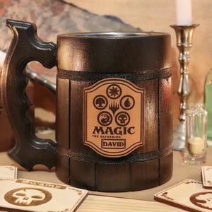 Magischer personalisierter Bierkrug | Gathering Player Geschenk Bierkrug mit Gravur Sammelkartenspiel Geschenk MTG2
